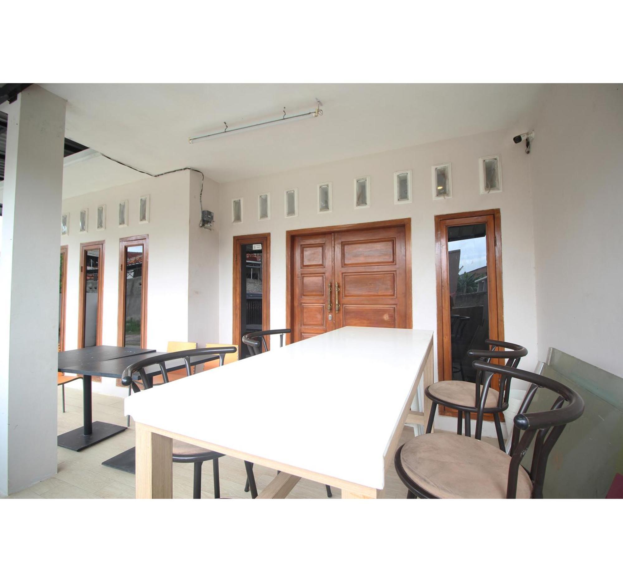 Oyo Life 2273 Pratama Homestay Бандар-Лампунг Екстер'єр фото